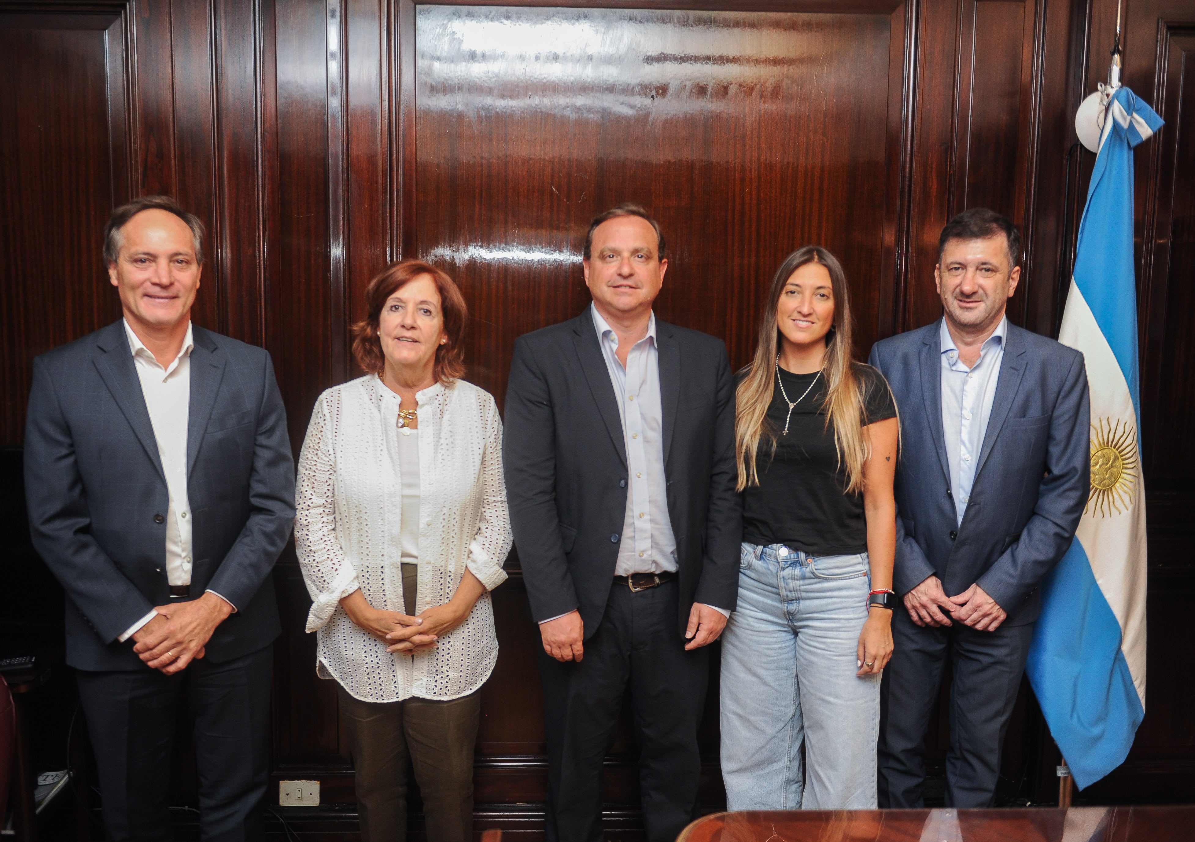 El bloque del Frente de Todos en el Senado de la Nación registró un quiebre en la tarde de este miércoles. Así lo anunciaron hoy Guillermo Snopek (Jujuy), Alejandra Vigo (Córdoba), Edgardo Kueider (Entre Ríos), Carlos Espínola (Corrientes) y María Eugenia Catalfano (San Luis), por medio de un comunicado oficial.