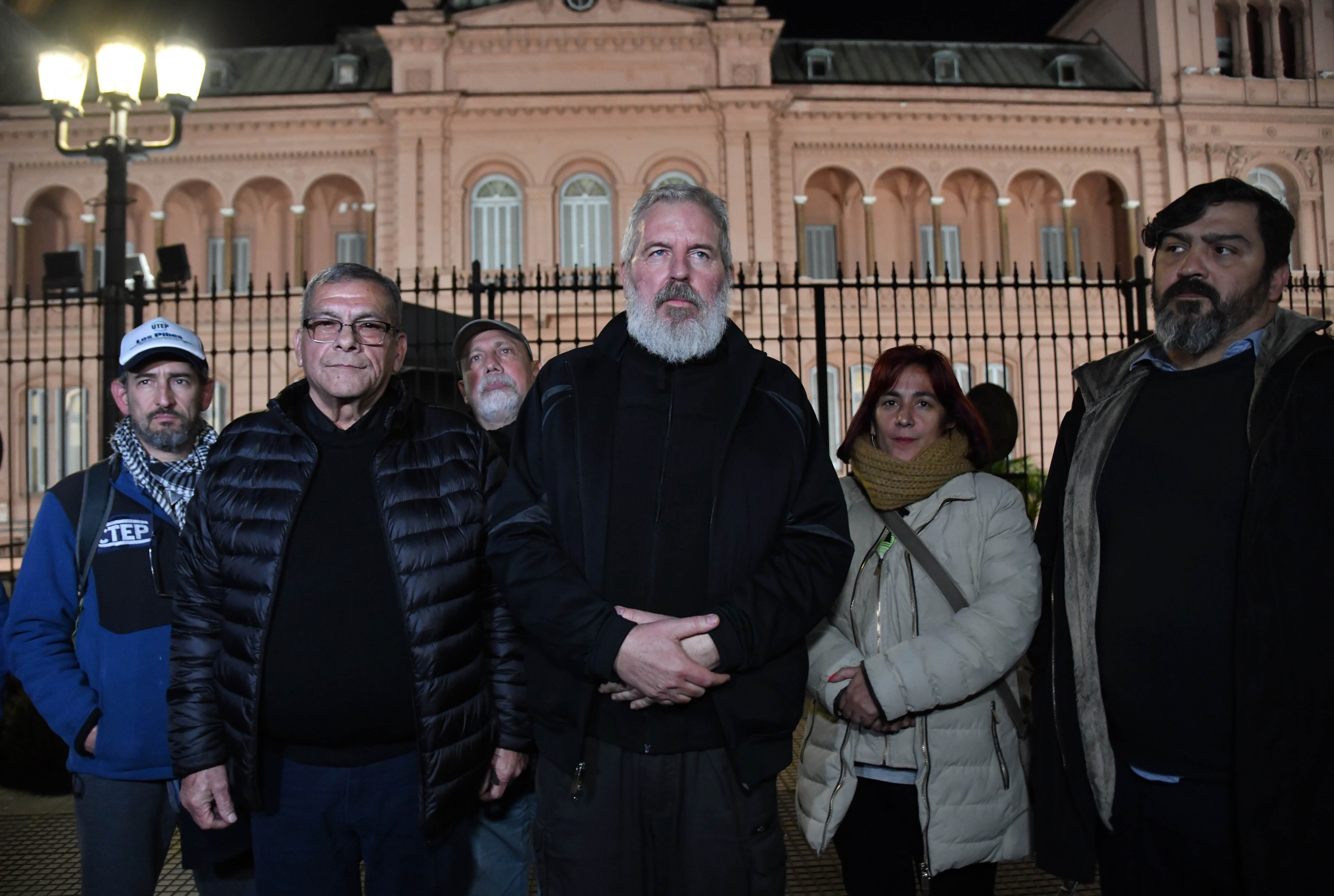 Dirigentes de los movimientos sociales hablaron con la prensa una vez finalizada la reunión con Alberto Fernández. 