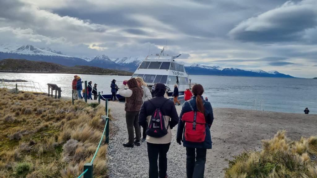 Adultos mayores disfrutaron de un paseo en catamarán