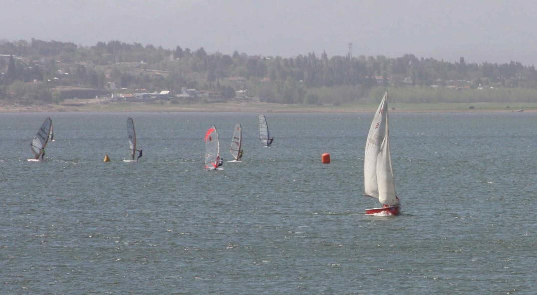 WINDSURF. En el lago San Roque (La Voz/Archivo).