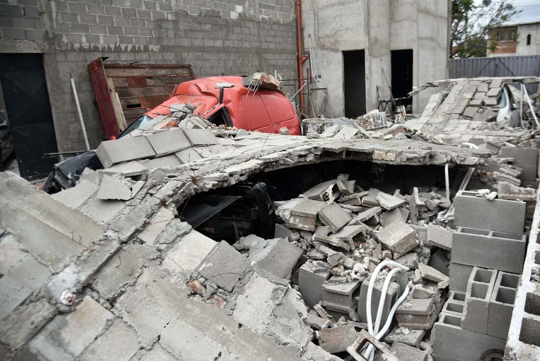 Cuatro autos aplastados al derrumbarse una pared por el fuerte viento en barrio Carcano de la ciudad de Córdoba. El propietario contó que se escuchó una explosión fuerte cuando todo se vino abajo. (Pedro Castillo/ La Voz)