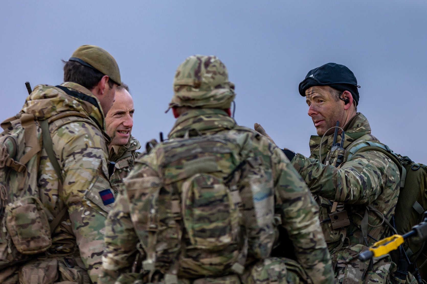 Militares y Civiles voluntarios se arman para realizar los ejercicios.