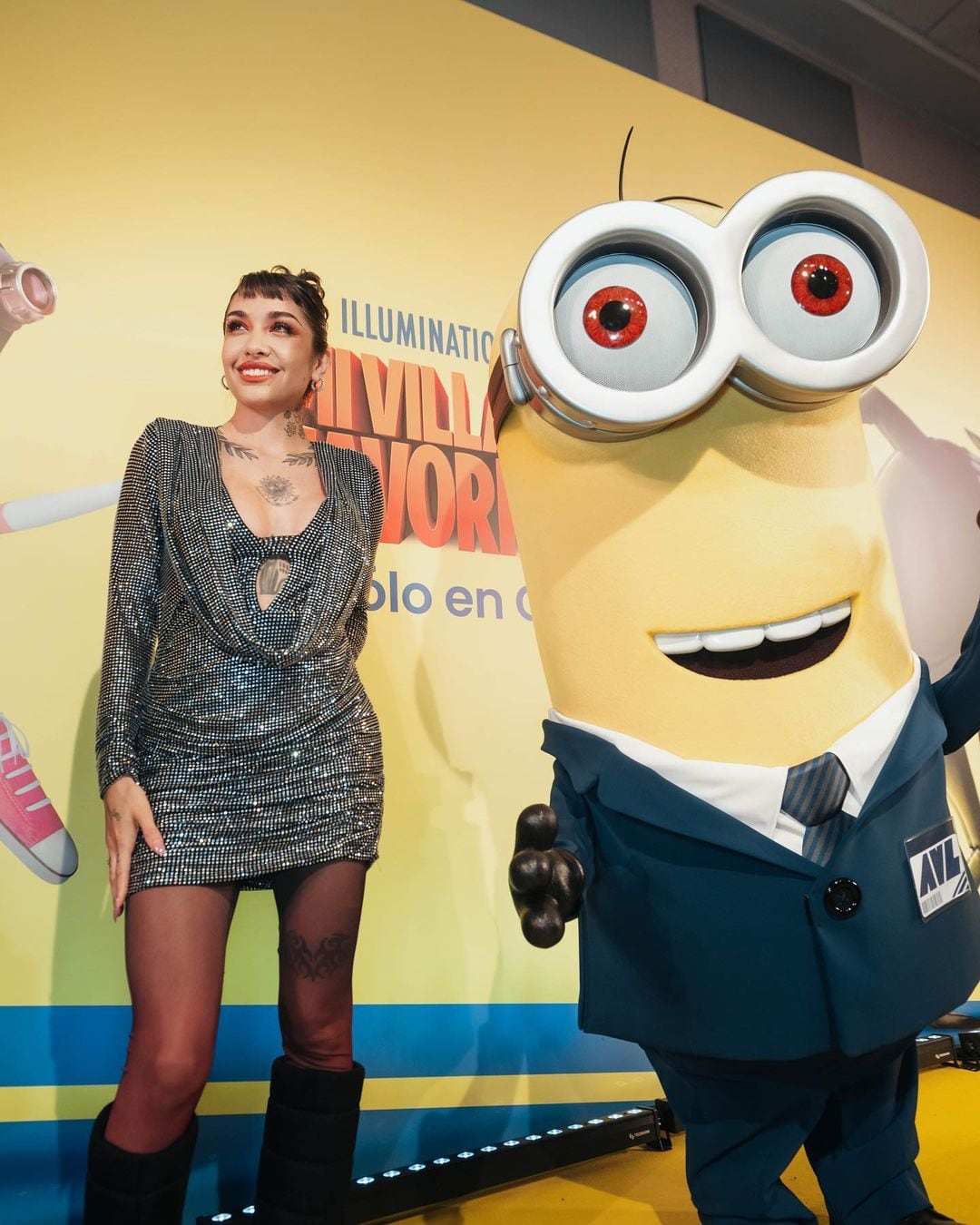 Mega brillo y botas: María Becerra deslumbró en la premiere de “Mi Villano Favorito 4”