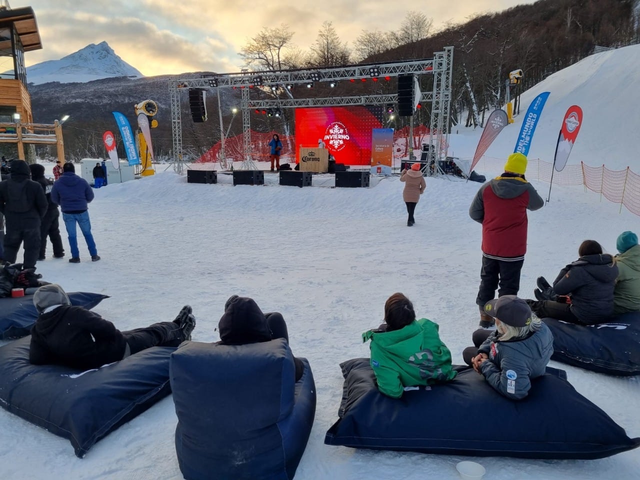 Las personas que asistieron al evento pudieron disfrutar de variadas propuestas culturales en la nieve.