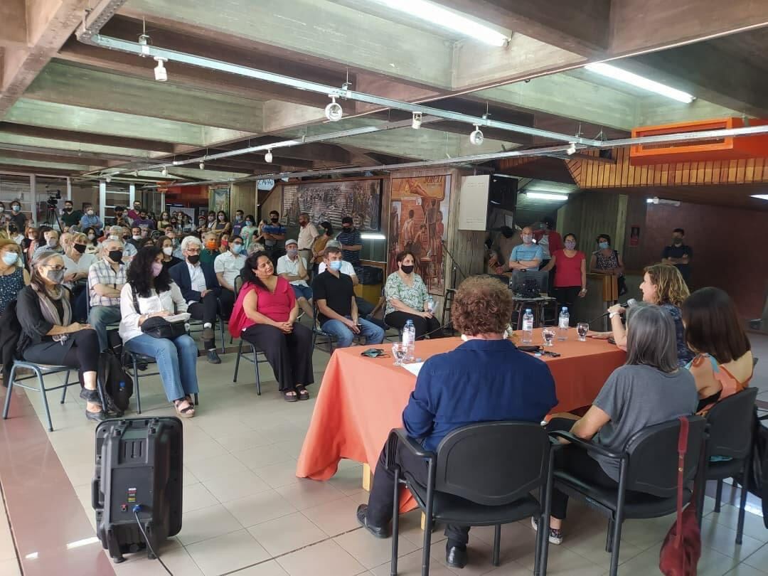 El acto fue concurrido por profesores, directivos y alumnos que deseaban despedirse del profesor.