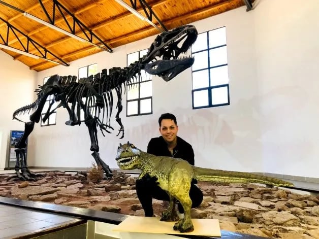 ¿Willy Wonka en Neuquén?: un chocolatero hizo una replica del Giganotosaurus Carolinifue realizada con 20 kilos de cacao semiamargo