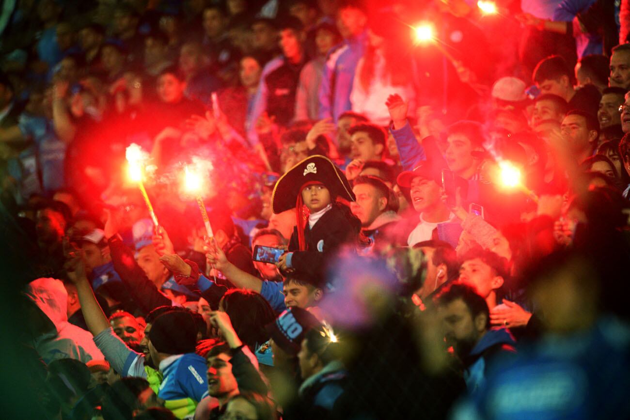 Fervor puro de los hinchas celestes en Alberdi a un paso del ascenso. Foto Javier Ferreyra