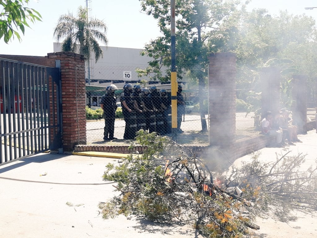 Infantería cuida el predio del supermercado Dino Mall.