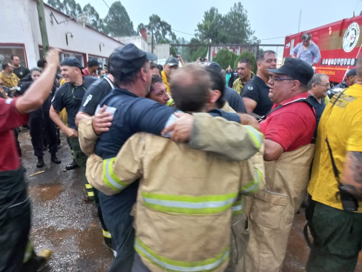 Bomberos en Corrientes festejan el diluvio