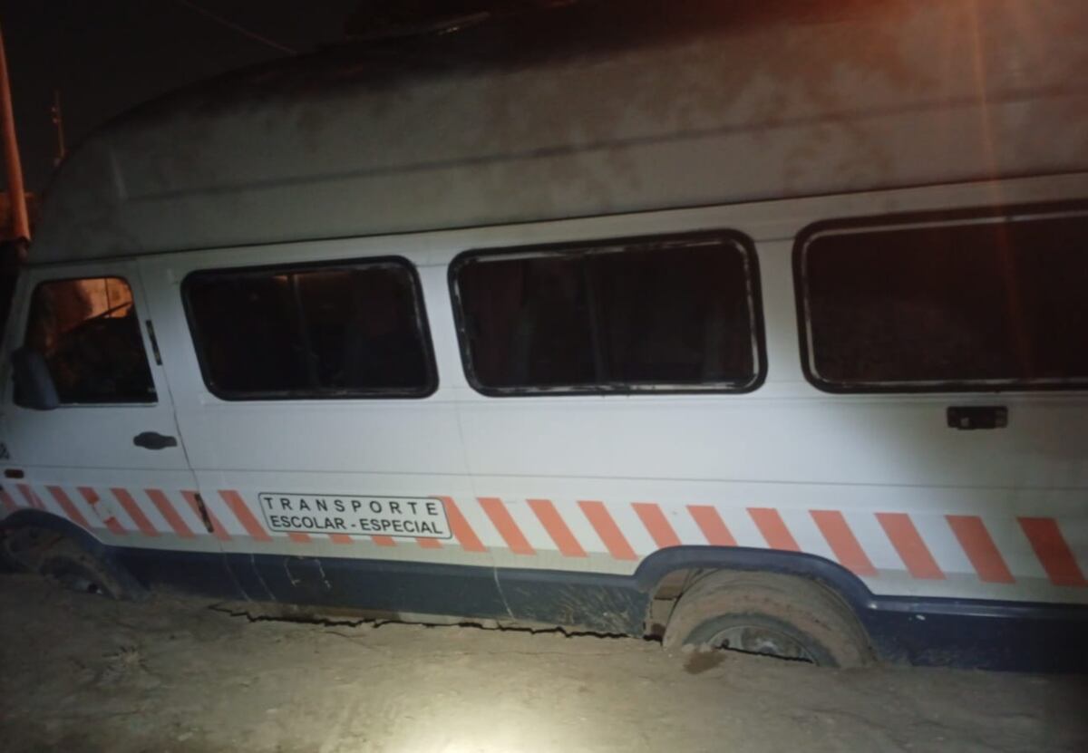 Socavones en Córdoba “se comieron” dos transportes escolares: hay un herido