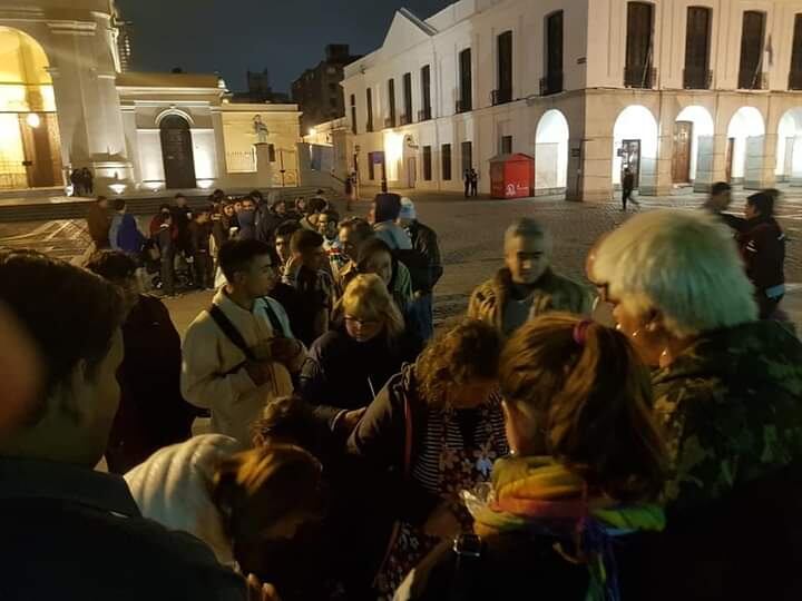 Mucha gente iba por un plato de comida caliente los lunes a la Plaza San Martín.