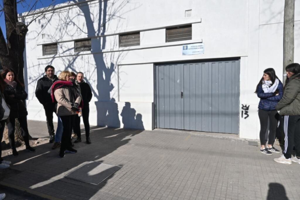 Los padres pidieron justicia por el caso en la puerta del colegio.