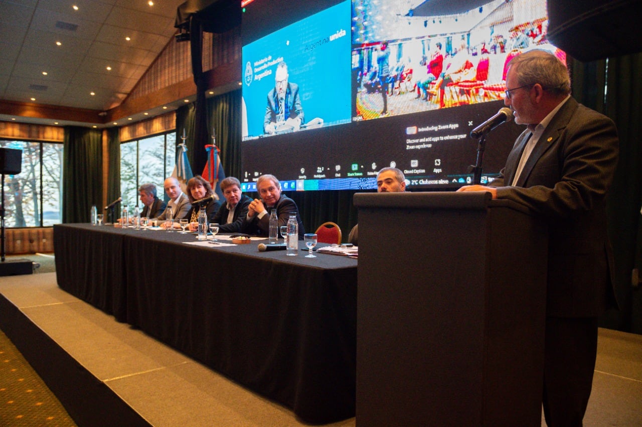 El Gobernador Gustavo Melella junto a la Vicegobernadora Mónica Urquiza encabezaron la Apertura 229° del Consejo Directivo y Asamblea Extraordinaria de FEHGRA.