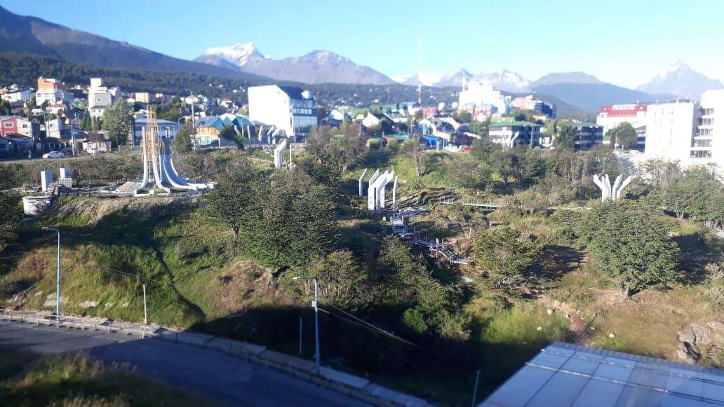 El paseo estaba necesitando una remodelación. Este año se pudo concretar. Los trabajadores están  recuperando pasarelas, plataformas y escaleras.