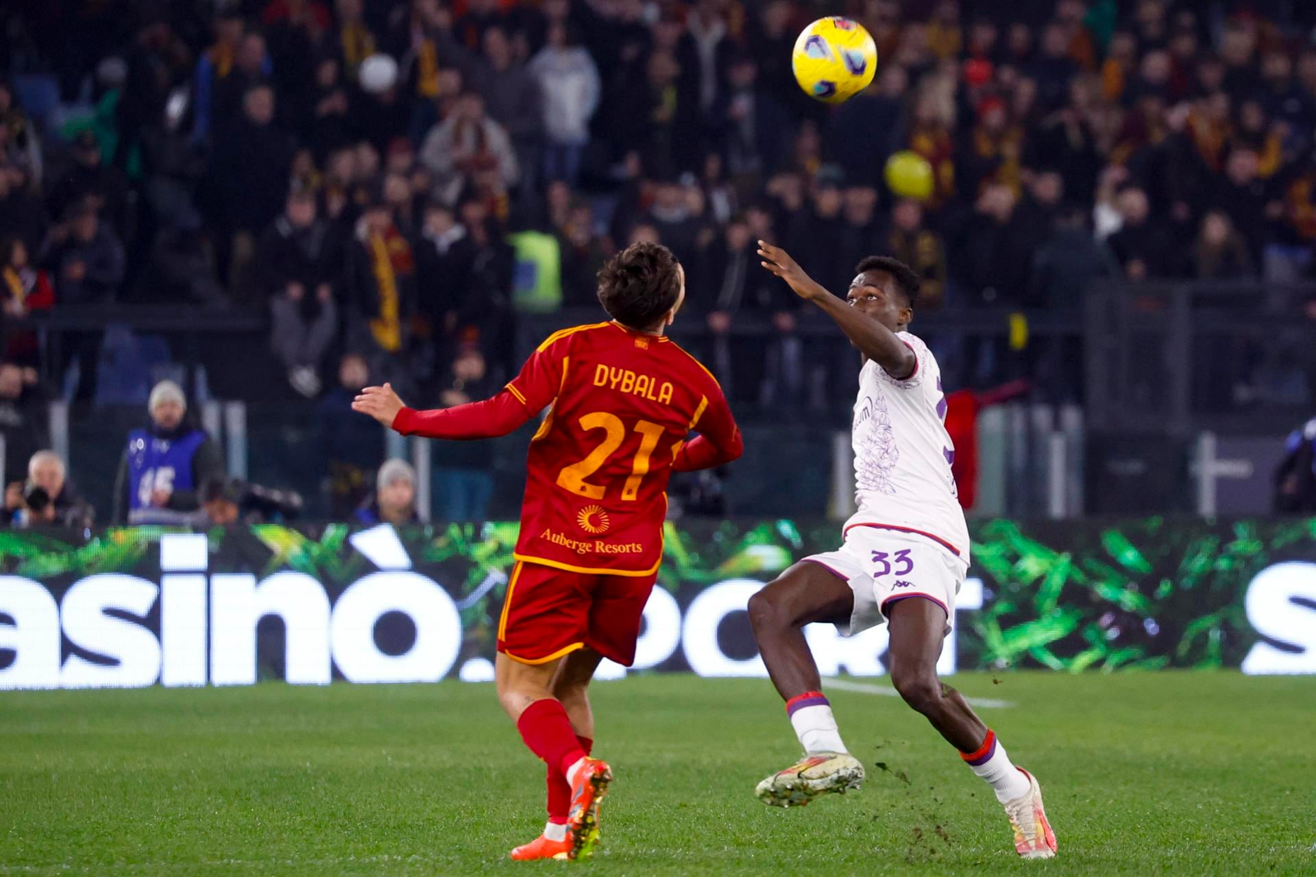 Paulo Dybala (i) del AS Roma y Michael Kayode (d) de la Fiorentina durante el partido de fútbol de la Serie A italiana entre el AS Roma y el ACF Fiorentina en el estadio Olímpico de Roma, Italia, el 10 de diciembre de 2023. (Italia, Roma) EFE/EPA/FABIO FRUSTACI