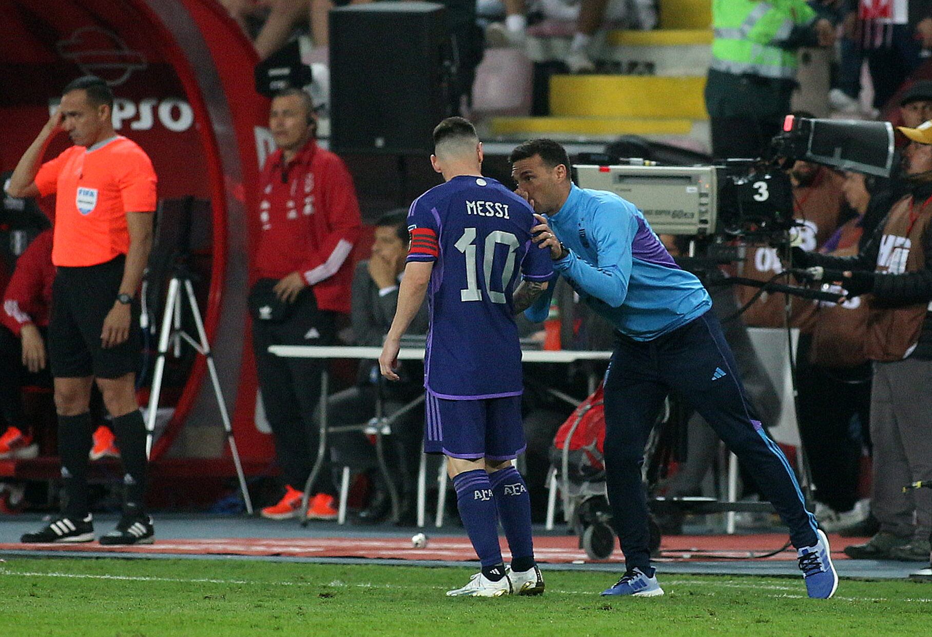 Scaloni junto a Messi en el partido de Argentina y Perú. (Fotobaires).