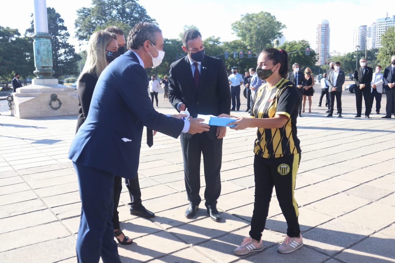 Acto por el primer izamiento de la bandera (Municipalidad de Rosario)