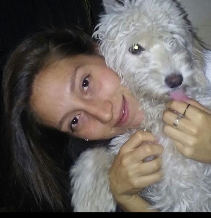 Daiana junto a "Rufina", su caniche.