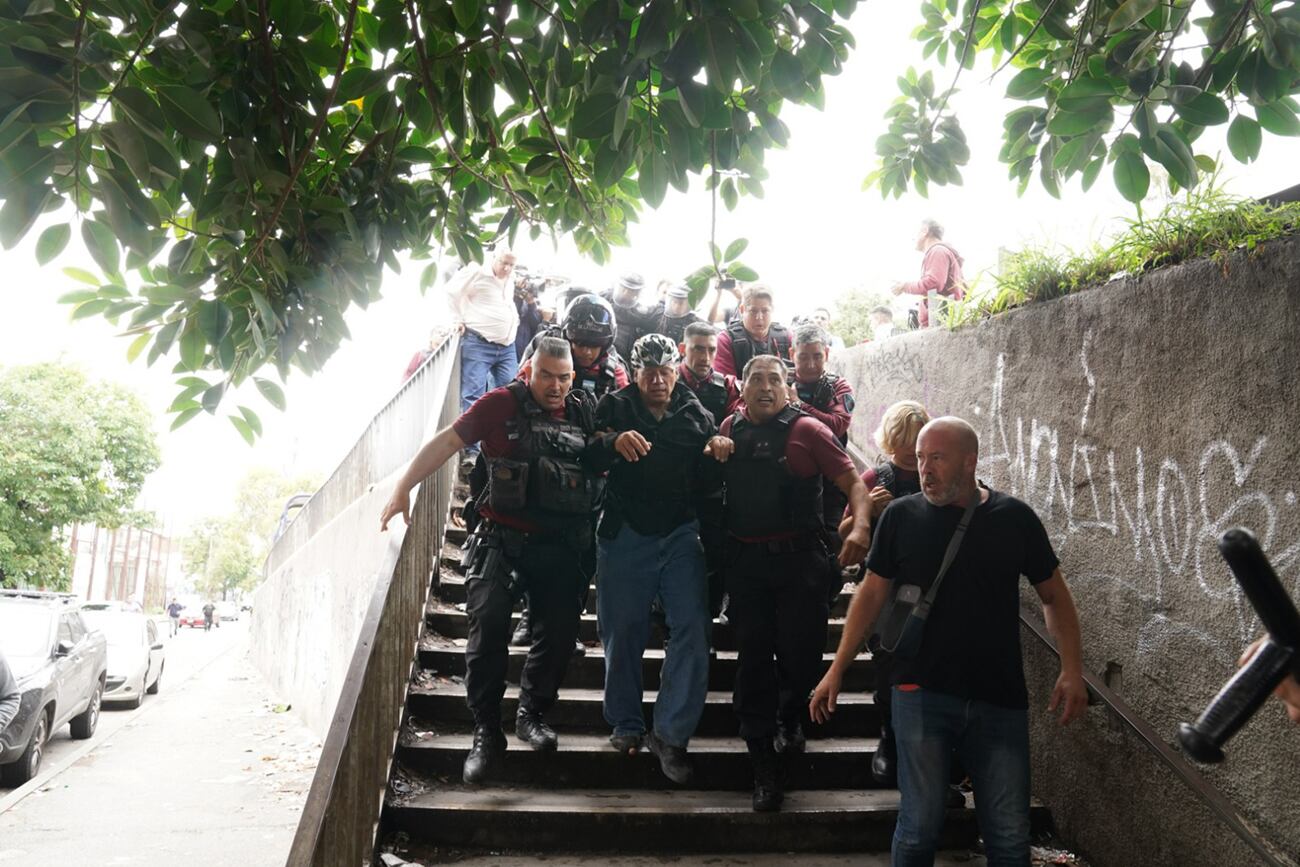 Protesta de colectiveros. El ministro de Seguridad Sergio Berni fue agredido por los manifestantes y debió ser evacuado en un auto blidando. (Maxi Failla / Clarín)