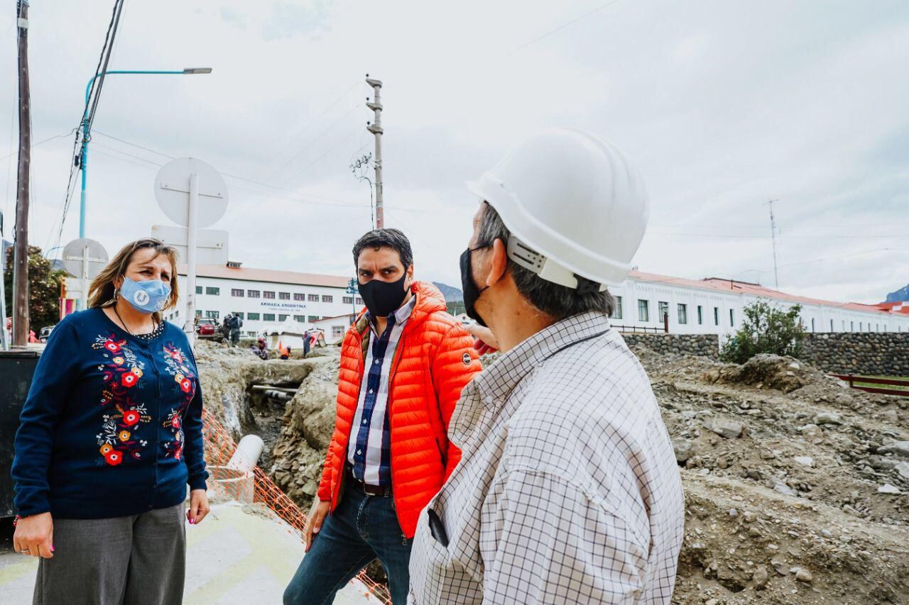 Se realizan trabajos de cloacas y redes de agua en la calle Yaganes.