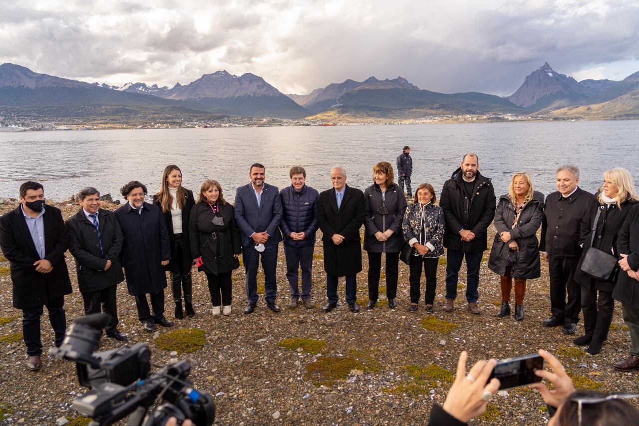 Todos los funcionarios presentes de todos los niveles de conducción y de poderes coincidieron que es un avance para la provincia y el país, en términos geopolíticos.