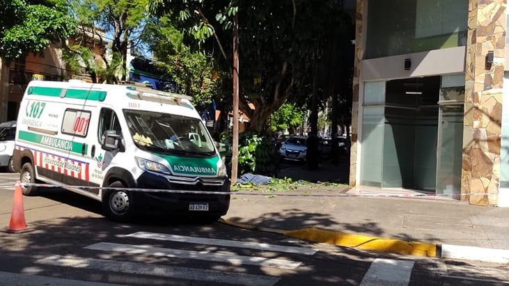 Una vecina escuchó ruidos en el balcón y al acercarse vio el cuerpo tendido en la vereda.