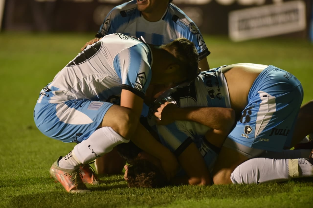 Racing de Nueva Italia logró un necesario triunfo 2-0 sobre Independiente Rivadavia de Mendoza, en el Sancho. (Javier Ferreyra / La Voz)