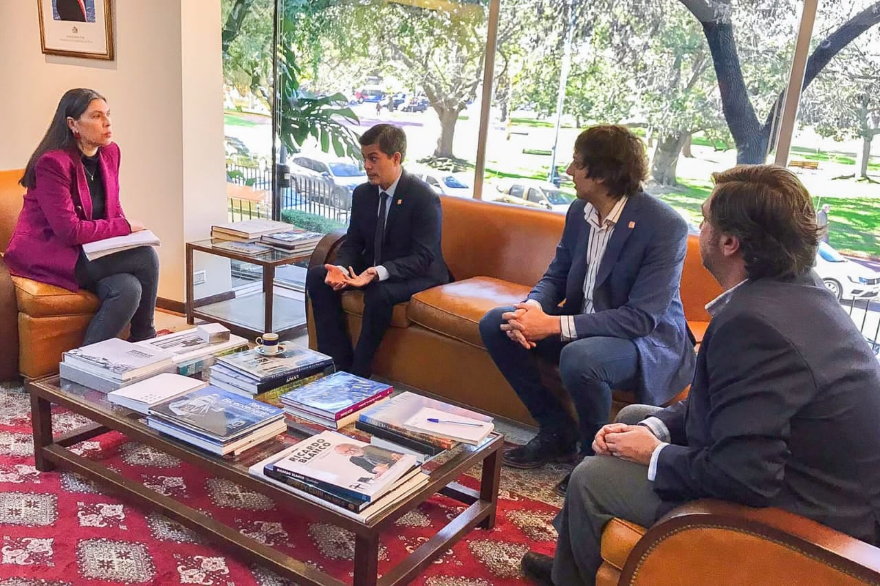 Andrés Dachary y Bruno Bonomi, entregaron medallas de la provincia "Aniversario 40 años de Malvinas" en la embajada de Chile y Nicaragua.