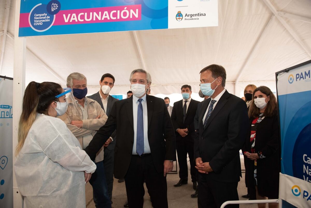 El Presidente visitó el centro de vacunación del PAMI en Mendoza