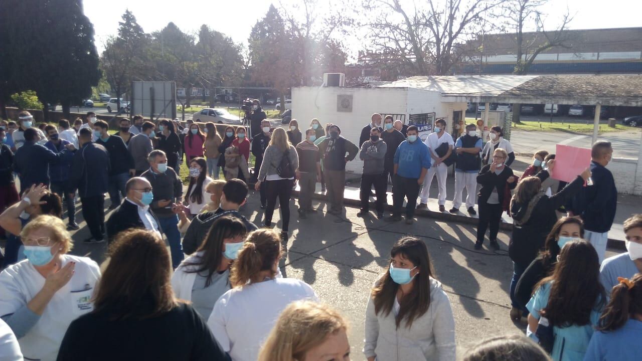 En la manifestación hubo críticas hacia el enfermero que hizo la denuncia del supuesto "vacunatorio VIP".