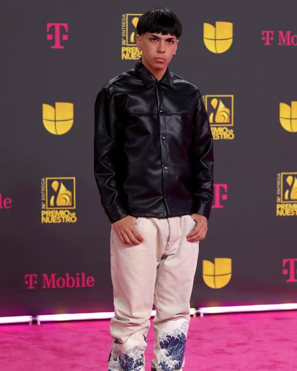 Milo J en la alfombra magenta de los Premios Lo Nuestro 2024.