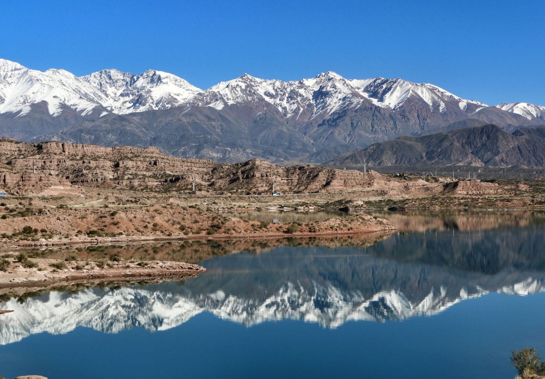 En el dique de Potrerillos se puede hacer kayak, kitesurf, canopy, paseos en velero y pesca con mosca. (Foto: La Ruta Natural)