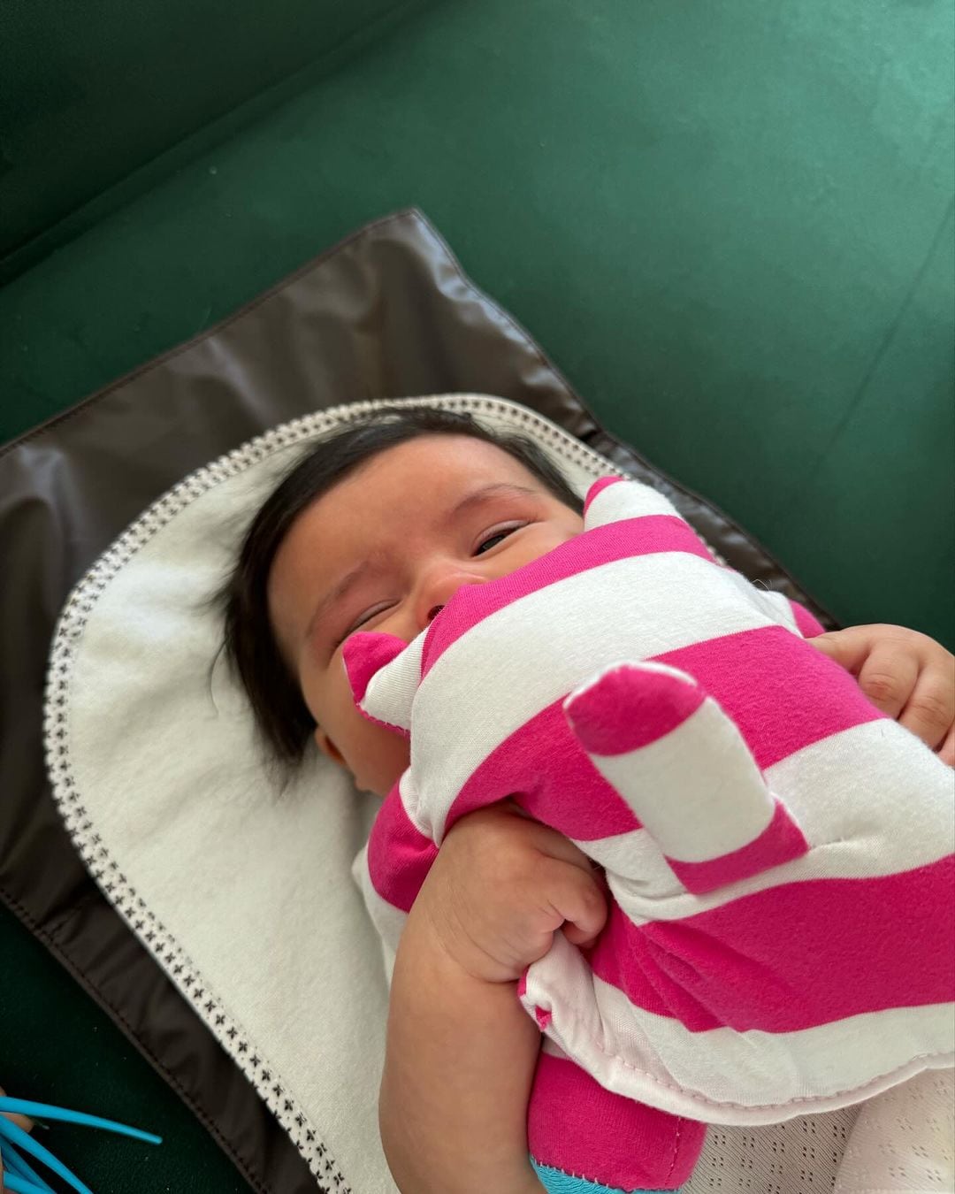 La hija de Cazzu y Nodal con su peluche.