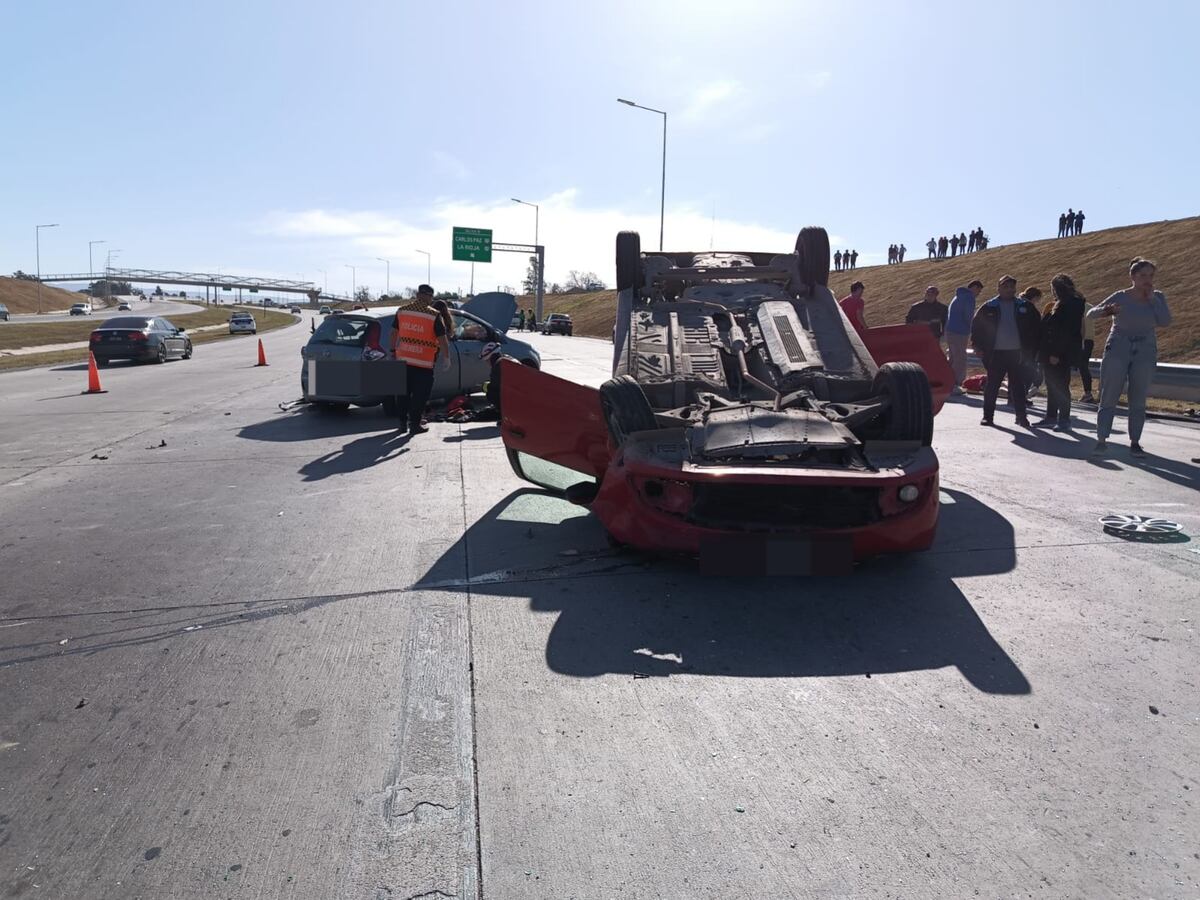 Siniestro vial en Córdoba: choque múltiple en avenida Circunvalación entre cinco automóviles