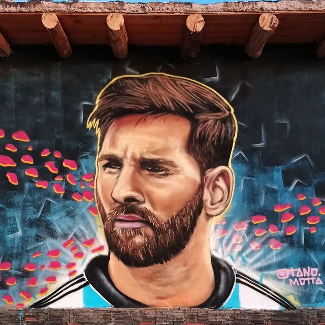 Los ídolos en los muros: el artista mendocino que le rinde homenaje a Messi y Maradona