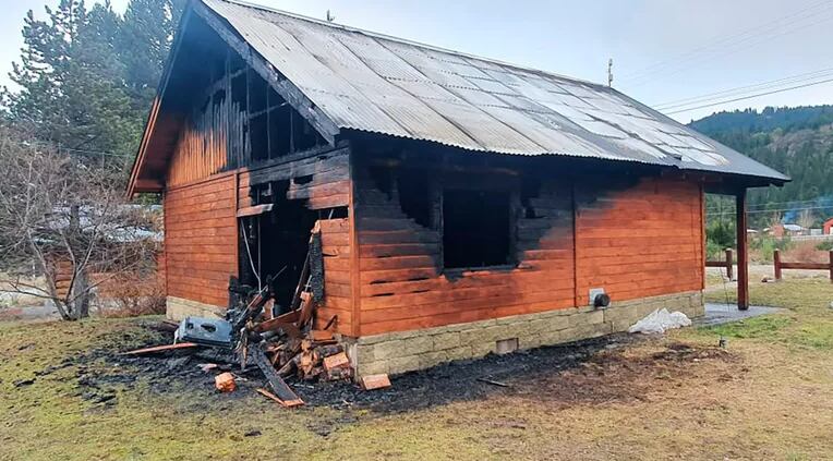 El grupo aborigen RAM habría incendiado una oficia pública en Chubut.