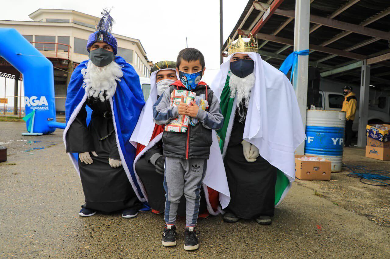 Los Reyes Magos pasaron por Río Grande dejando golosinas, compartiendo juegos y sorpresas.