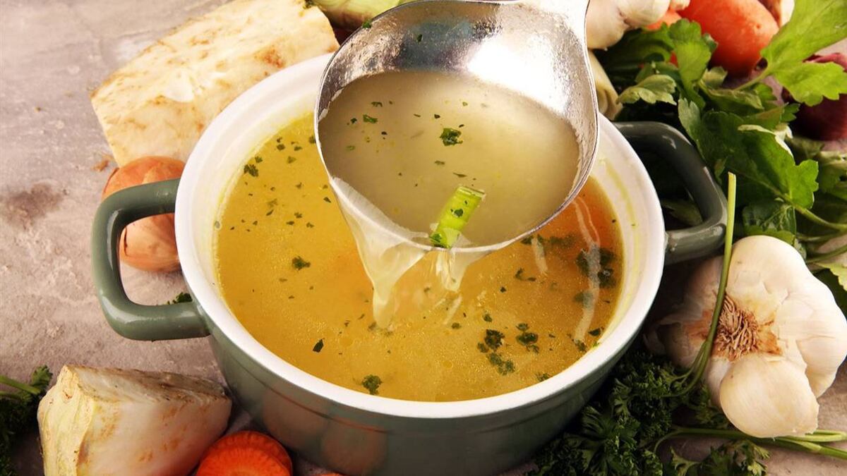 El truco definitivo para quitarle el exceso de grasa al caldo