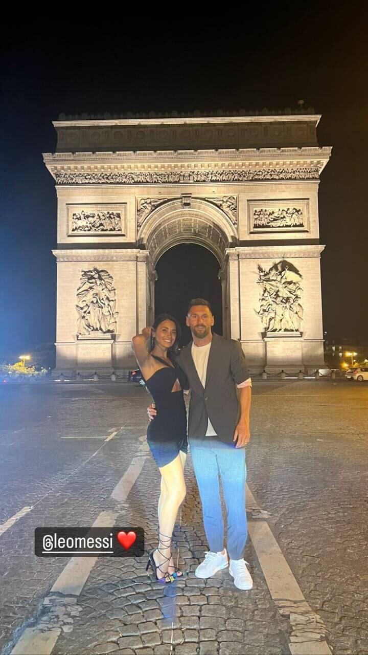 Los rosarinos estuvieron en la plaza Charles de Gaulle tras la caída del sol.