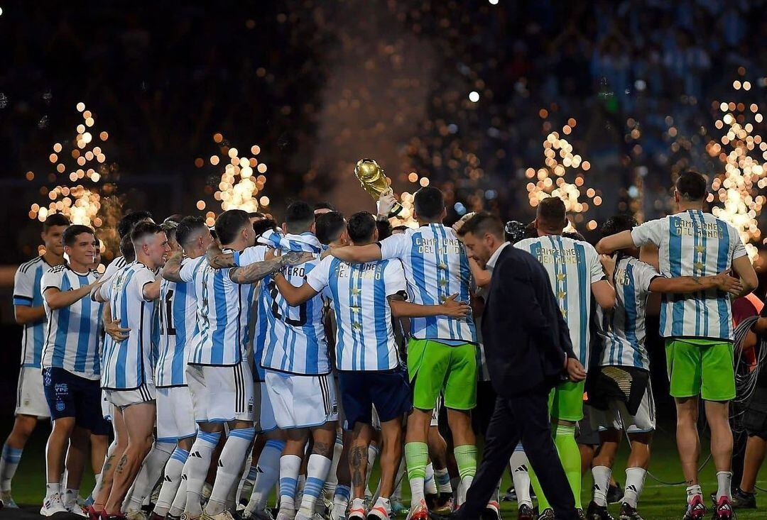 Nahuel Molina y la imagen elegida tras las celebraciones por la tercer estrella.