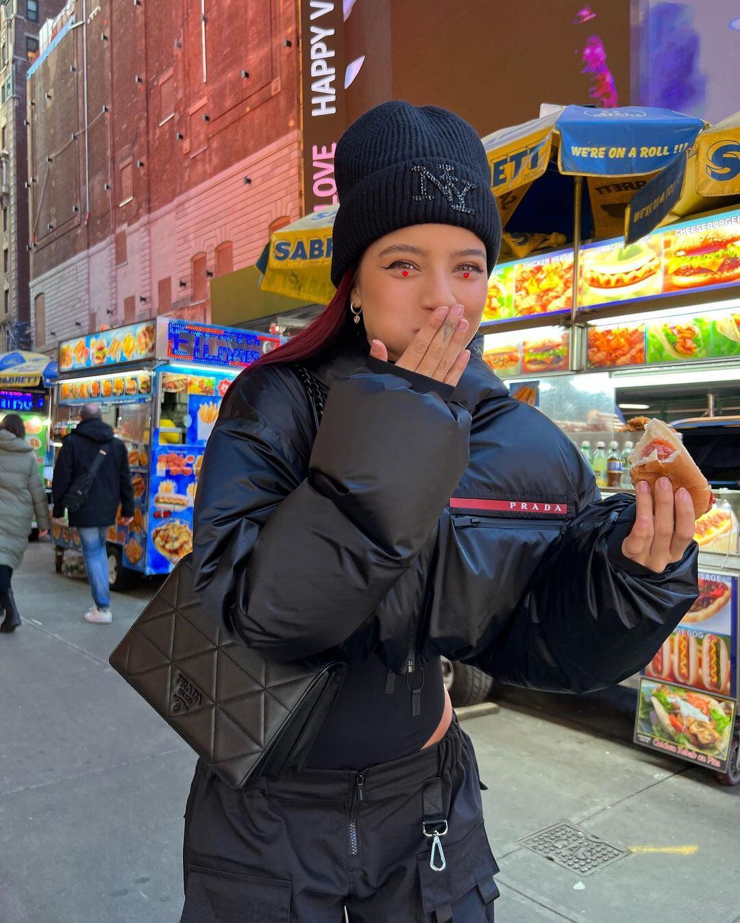 Por las calles de Nueva York, disfrutó de un hot dog y modeló vestida en Prada