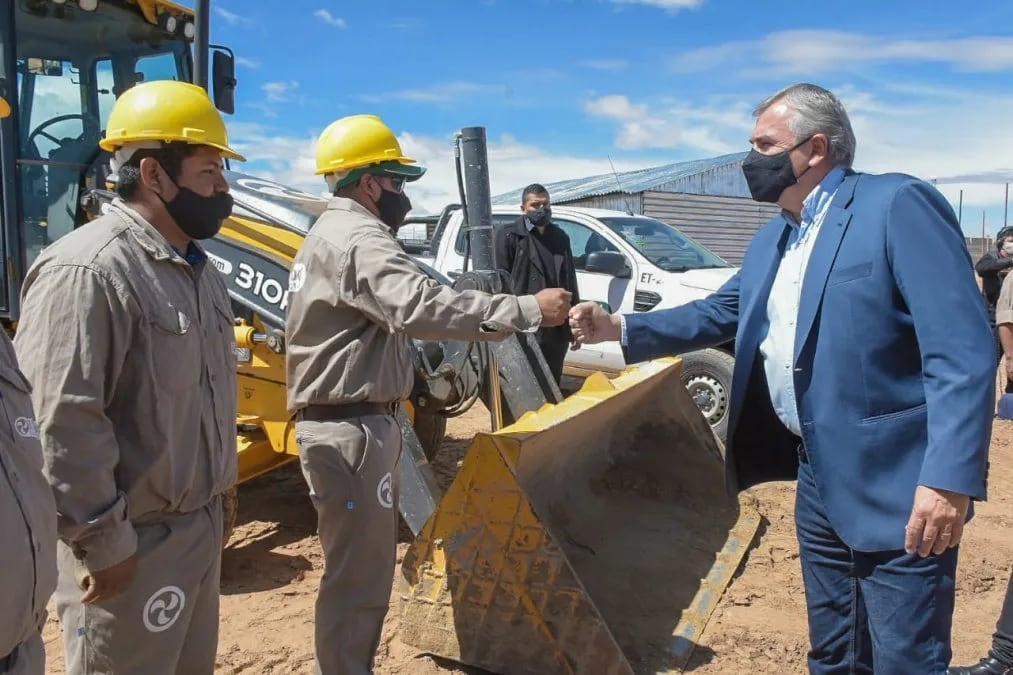 Operarios de la empresa a cargo del proyecto recibieron al Gobernador a su arribo al predio del barrio Éxodo Jujeño de La Quiaca.