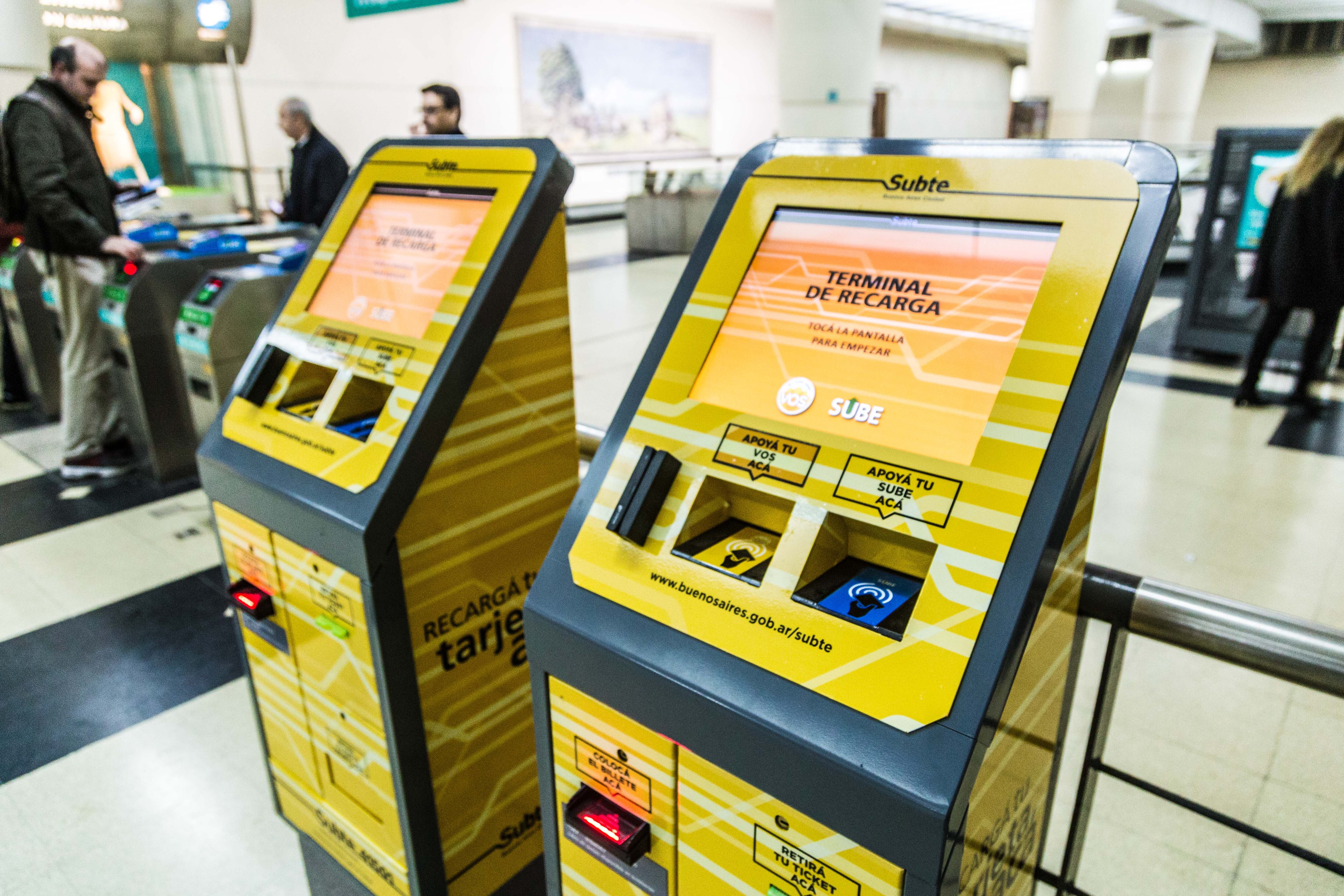 A través de las máquinas en las estaciones de subte se puede aplicar el beneficio.