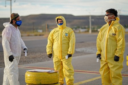 monta dispositivo de alta complejidad y vanguardia compuesto por trailers sanitarios y laboratorio móvil en acceso a Cañadón Seco