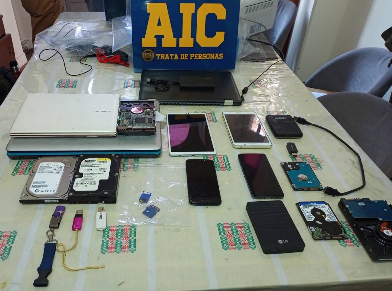 Durante el operativo secuestraron desde tablets hasta teléfonos móviles.