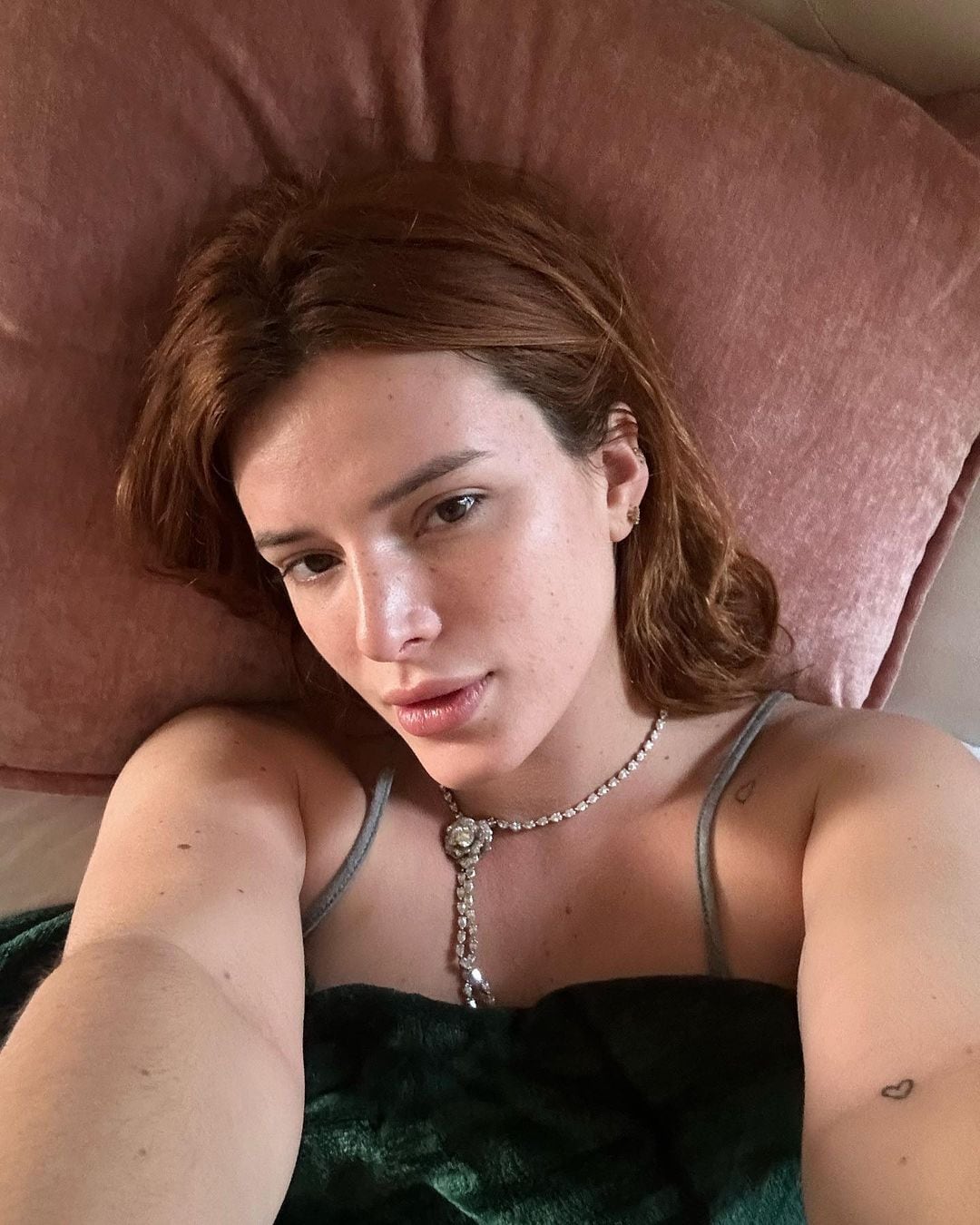 Bella Thorne posó sin maquillaje ni filtro y enseñó su belleza natural.