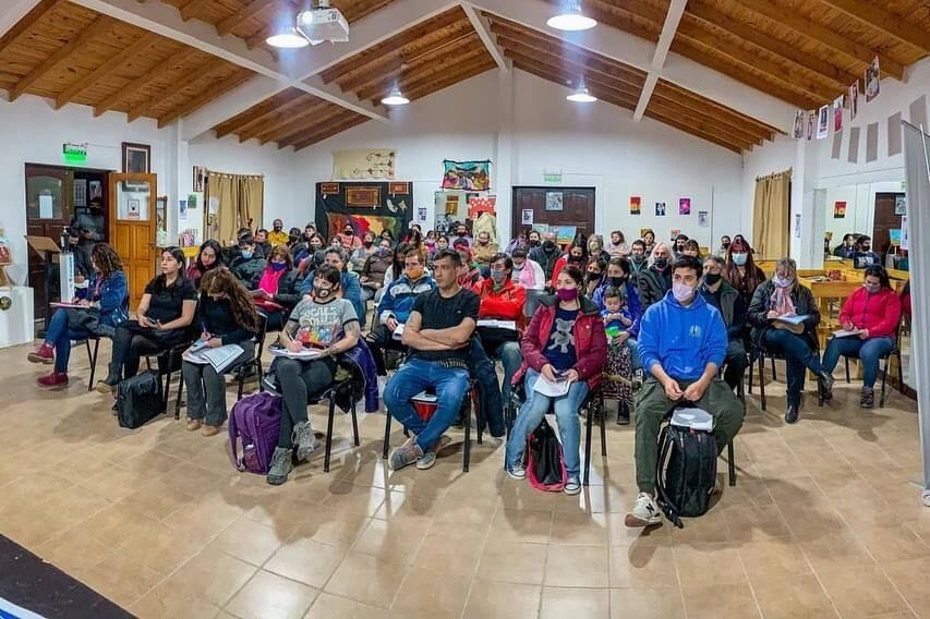 Cada vez son más los vecinos y vecinas que realizan el curso y obtienen la libreta sanitaria para la manipulación de alimentos. 