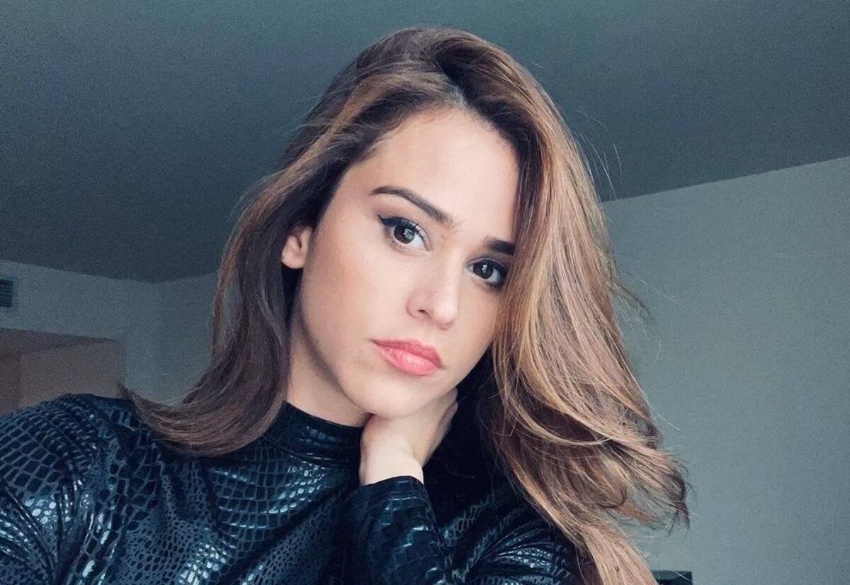 Yanet García deslumbró en la playa con un bikini negro con aberturas en la parte trasera