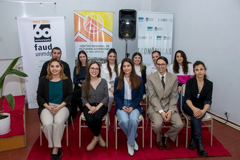 Cresta: Acto de Colación de Grado y Entrega de Diplomas de los graduados en Arquitectura y Contador Público