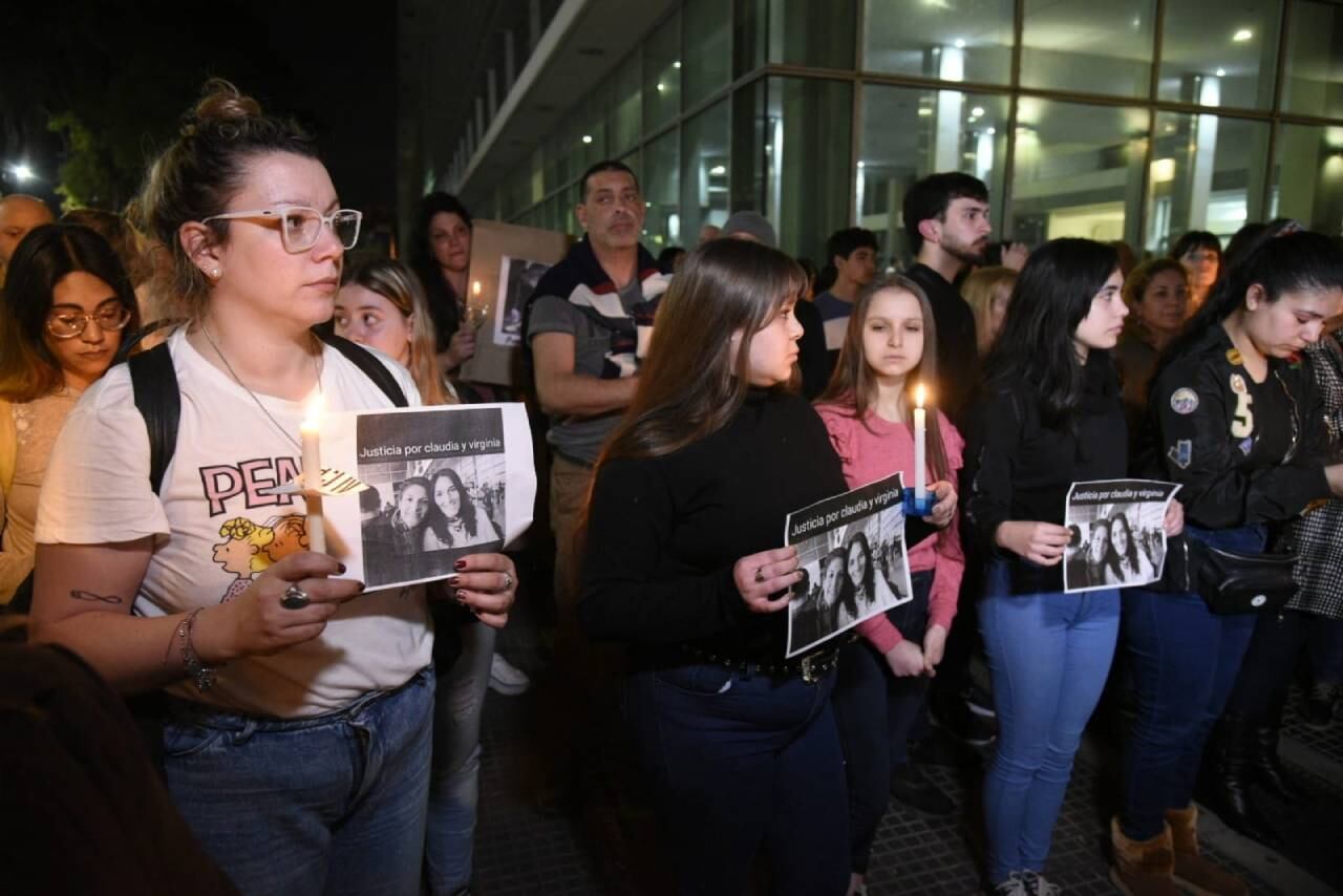 En el encuentro se exhibieron fotos de Virginia junto a su madre Claudia Deldebbio, fallecida en el ataque del Parque del Mercado.